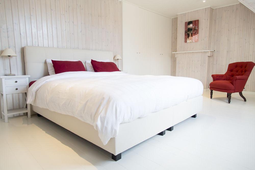 Two White Pigeons Villa Ипер Екстериор снимка